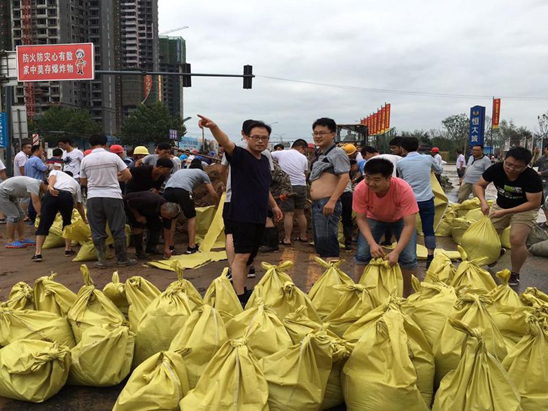 2016年7月20日，集團(tuán)公司組織員工參與“安陽(yáng)7·19特大洪水”搶險(xiǎn)救災(zāi)工作。